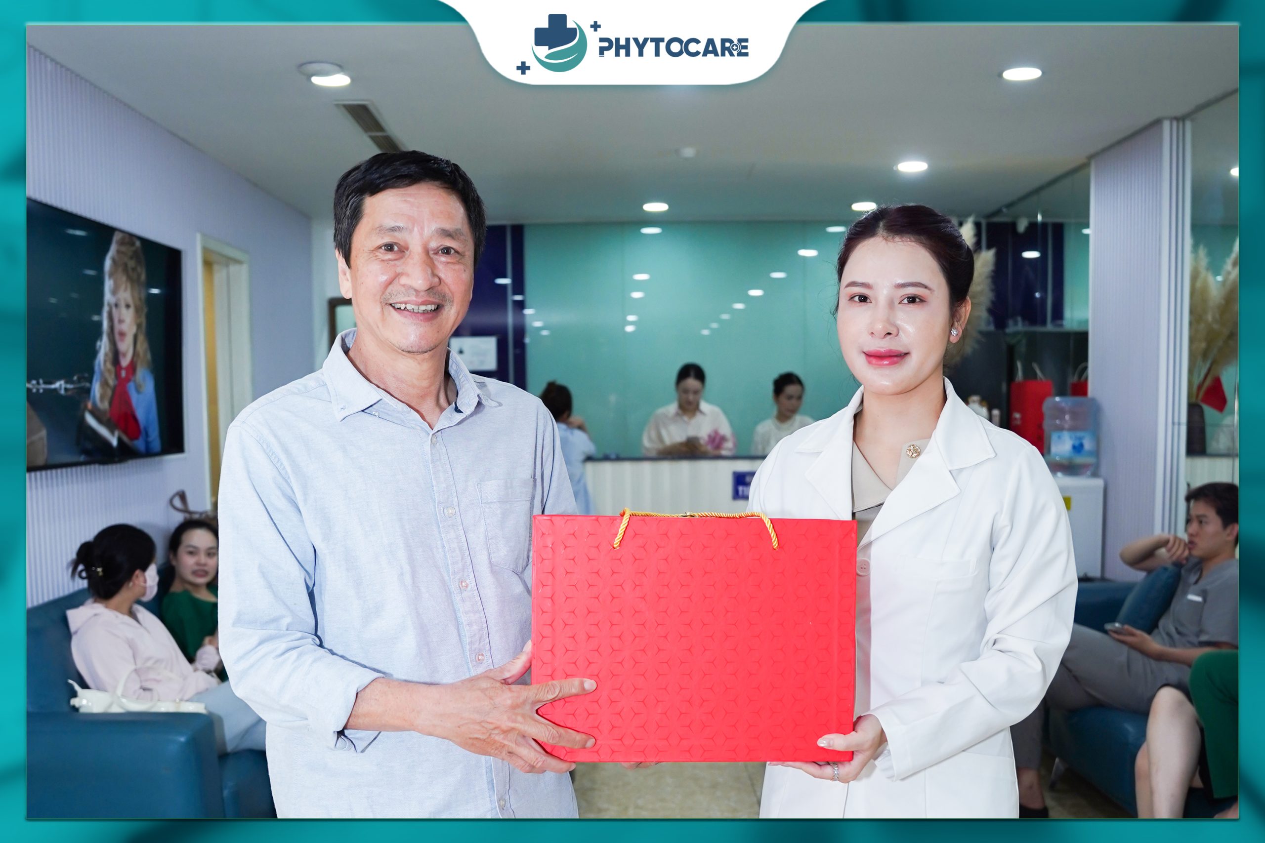 Bác sĩ và bệnh nhân vui vẻ