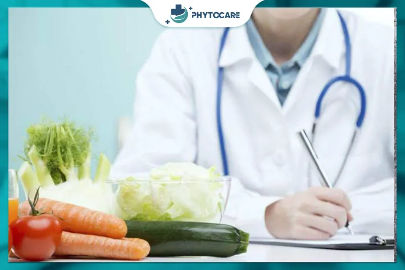 Bác sĩ tư vấn chế độ ăn uống cho người bị vảy nến